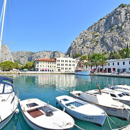 Apartments Mira Omis Bagian luar foto