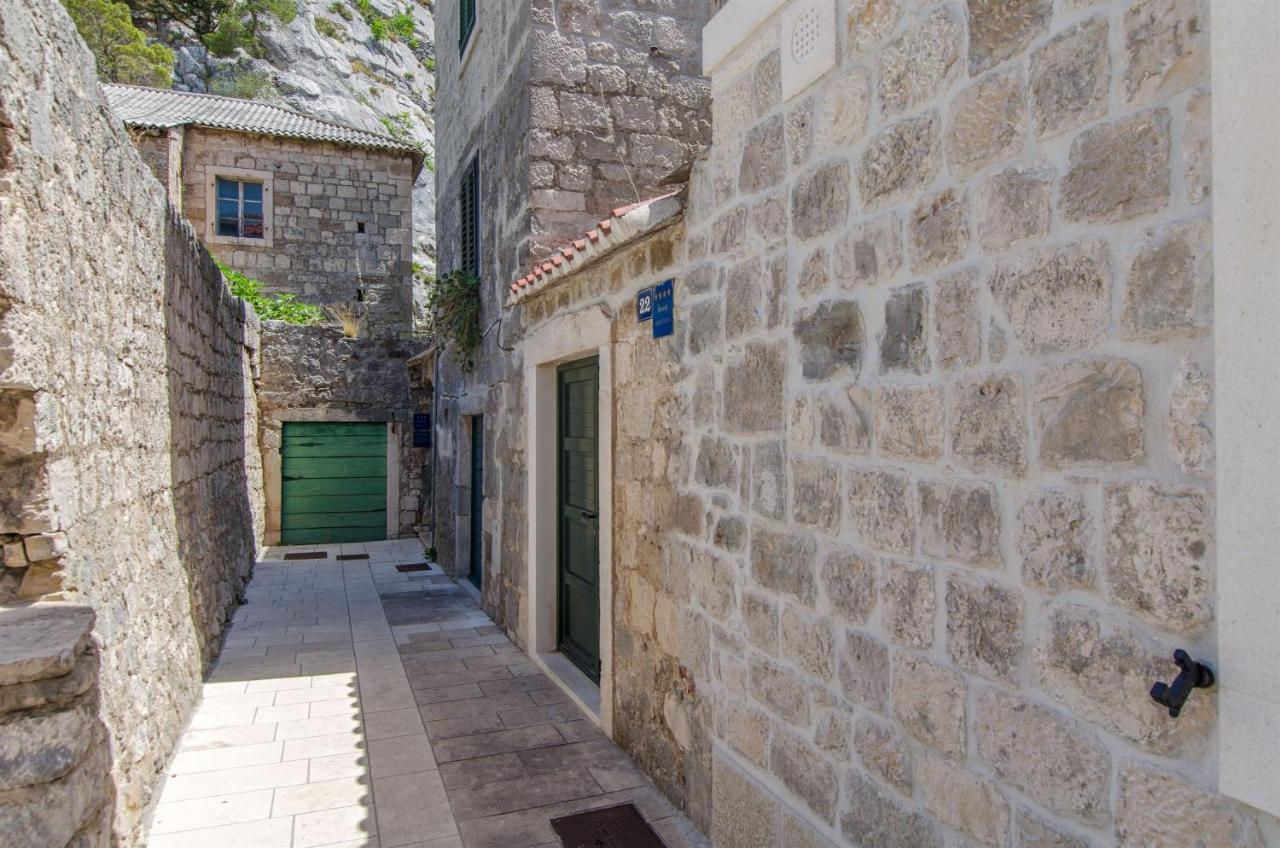 Apartments Mira Omis Bagian luar foto