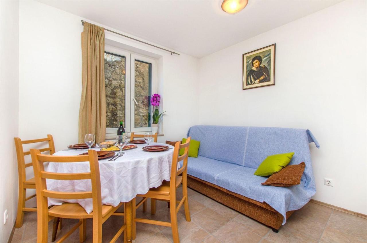 Apartments Mira Omis Bagian luar foto