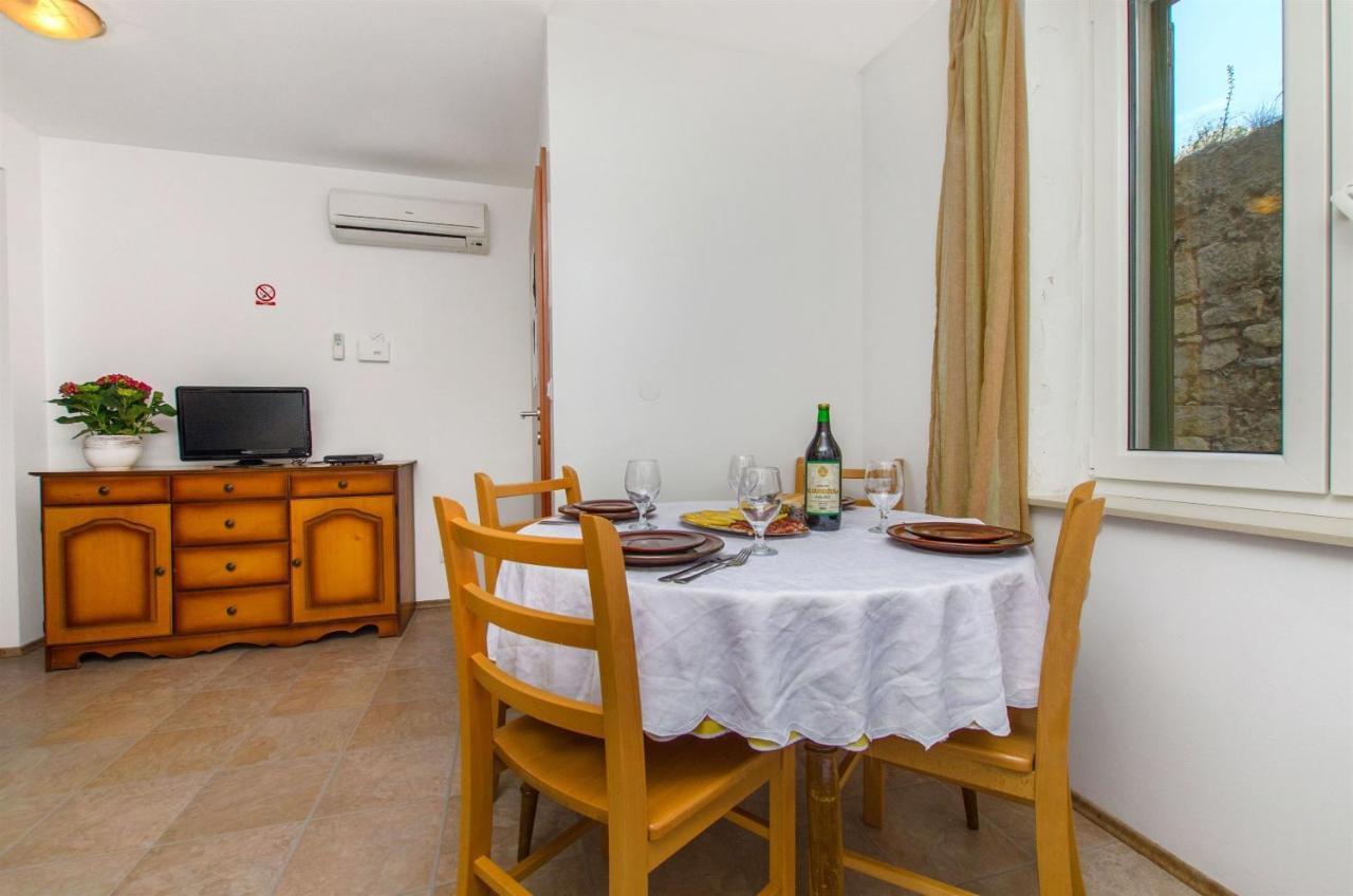 Apartments Mira Omis Bagian luar foto