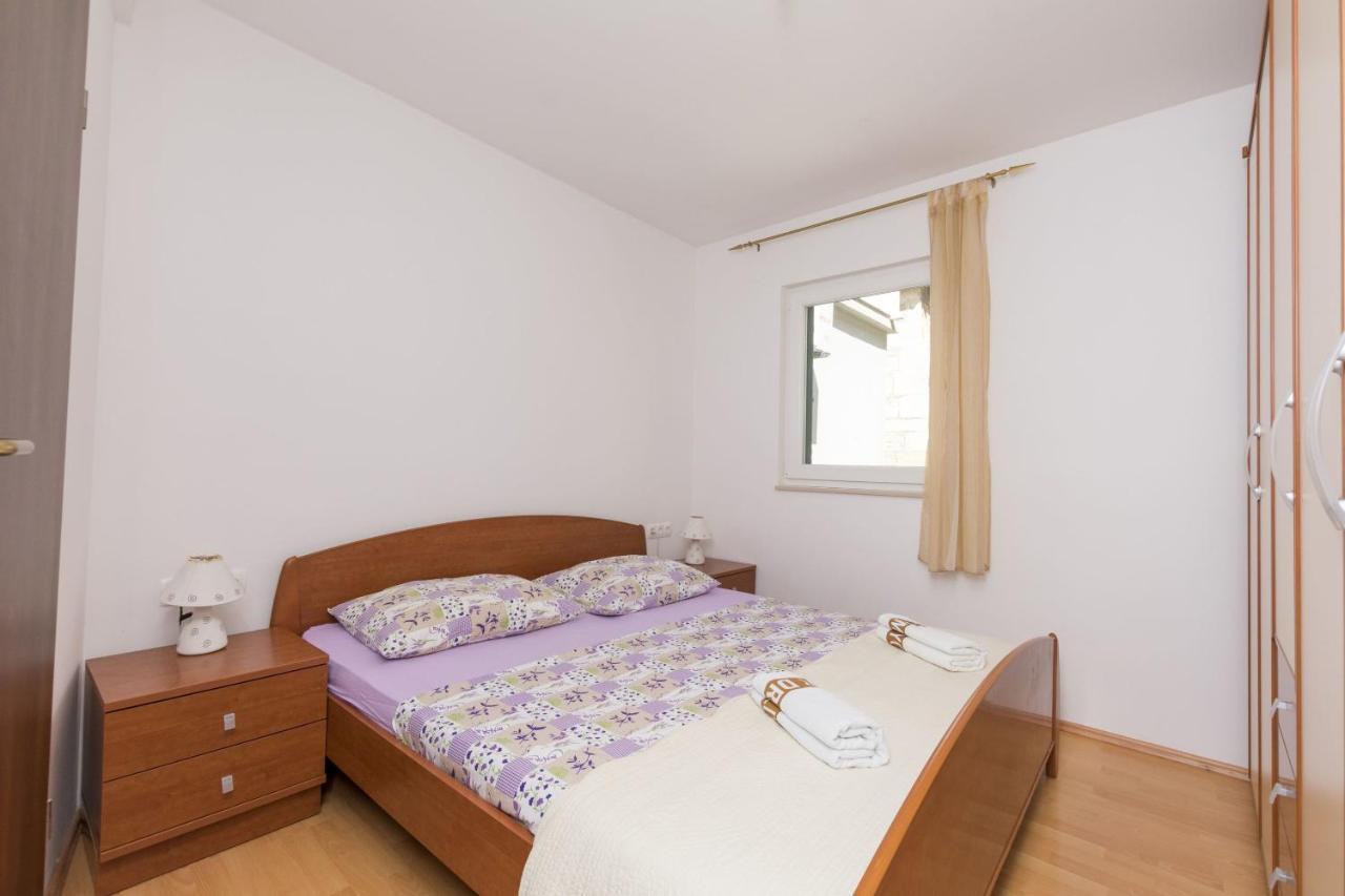Apartments Mira Omis Bagian luar foto