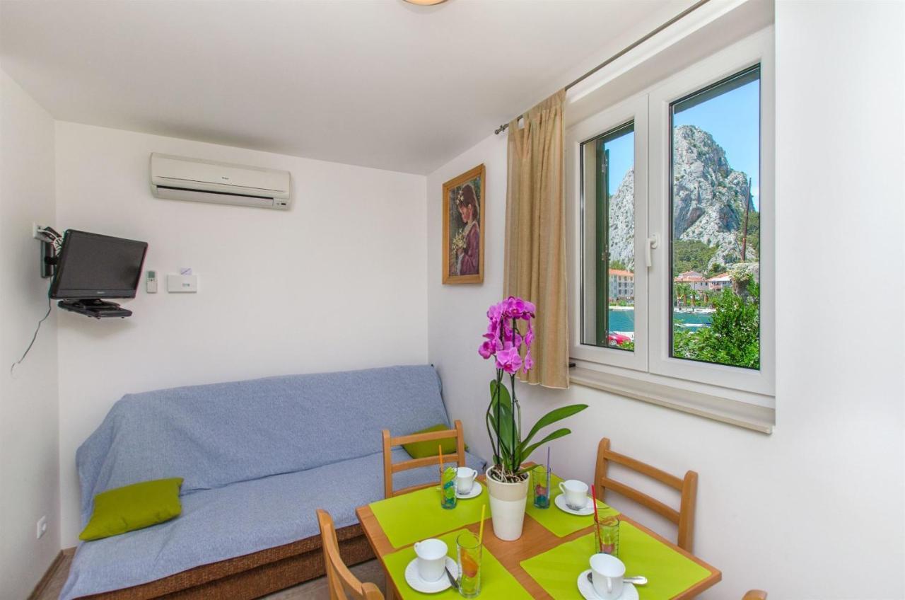 Apartments Mira Omis Bagian luar foto