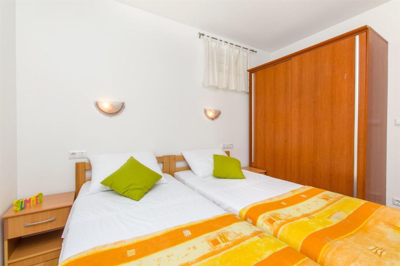 Apartments Mira Omis Bagian luar foto