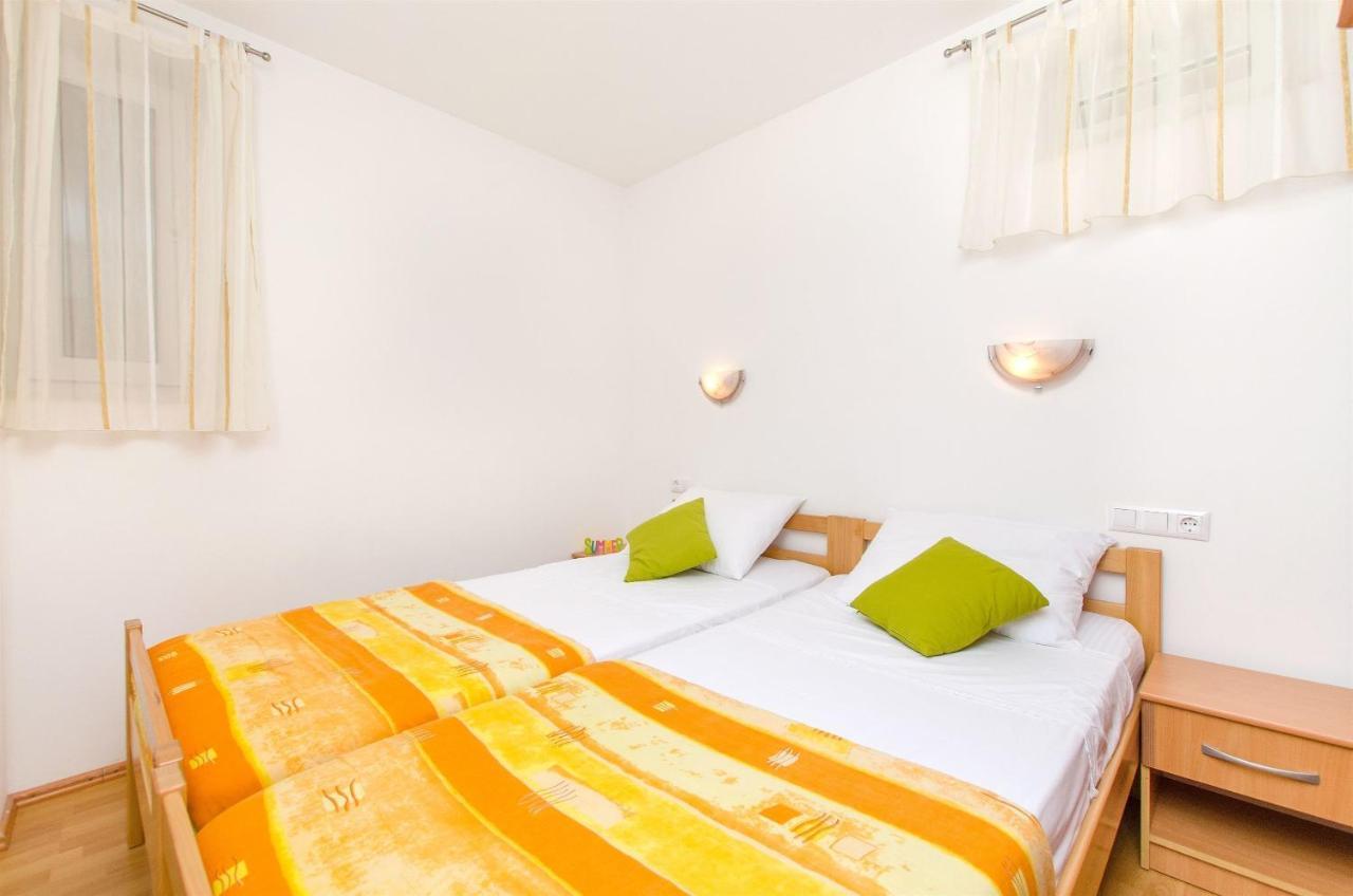 Apartments Mira Omis Bagian luar foto