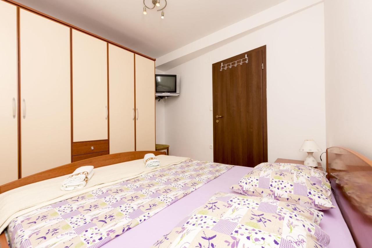 Apartments Mira Omis Bagian luar foto