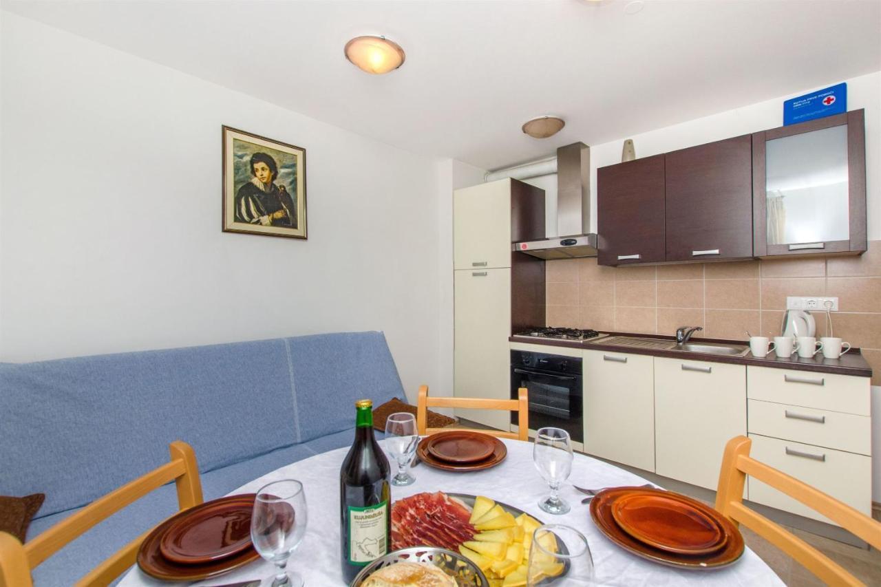 Apartments Mira Omis Bagian luar foto