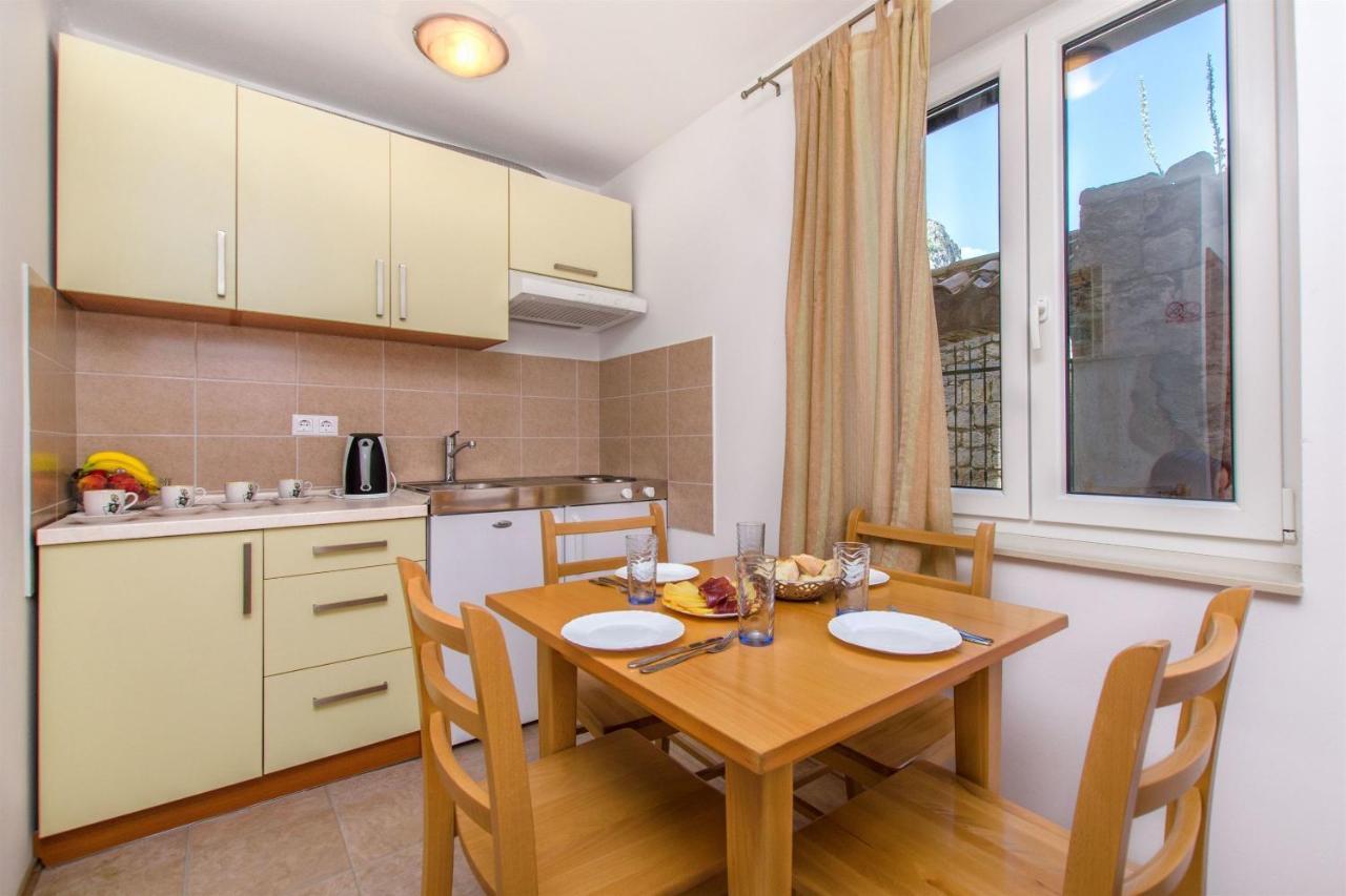 Apartments Mira Omis Bagian luar foto