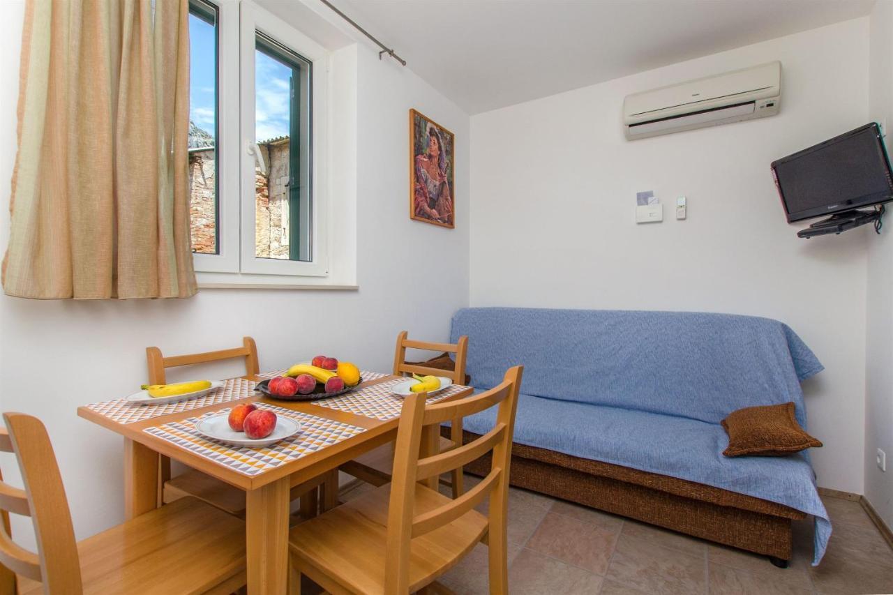 Apartments Mira Omis Bagian luar foto