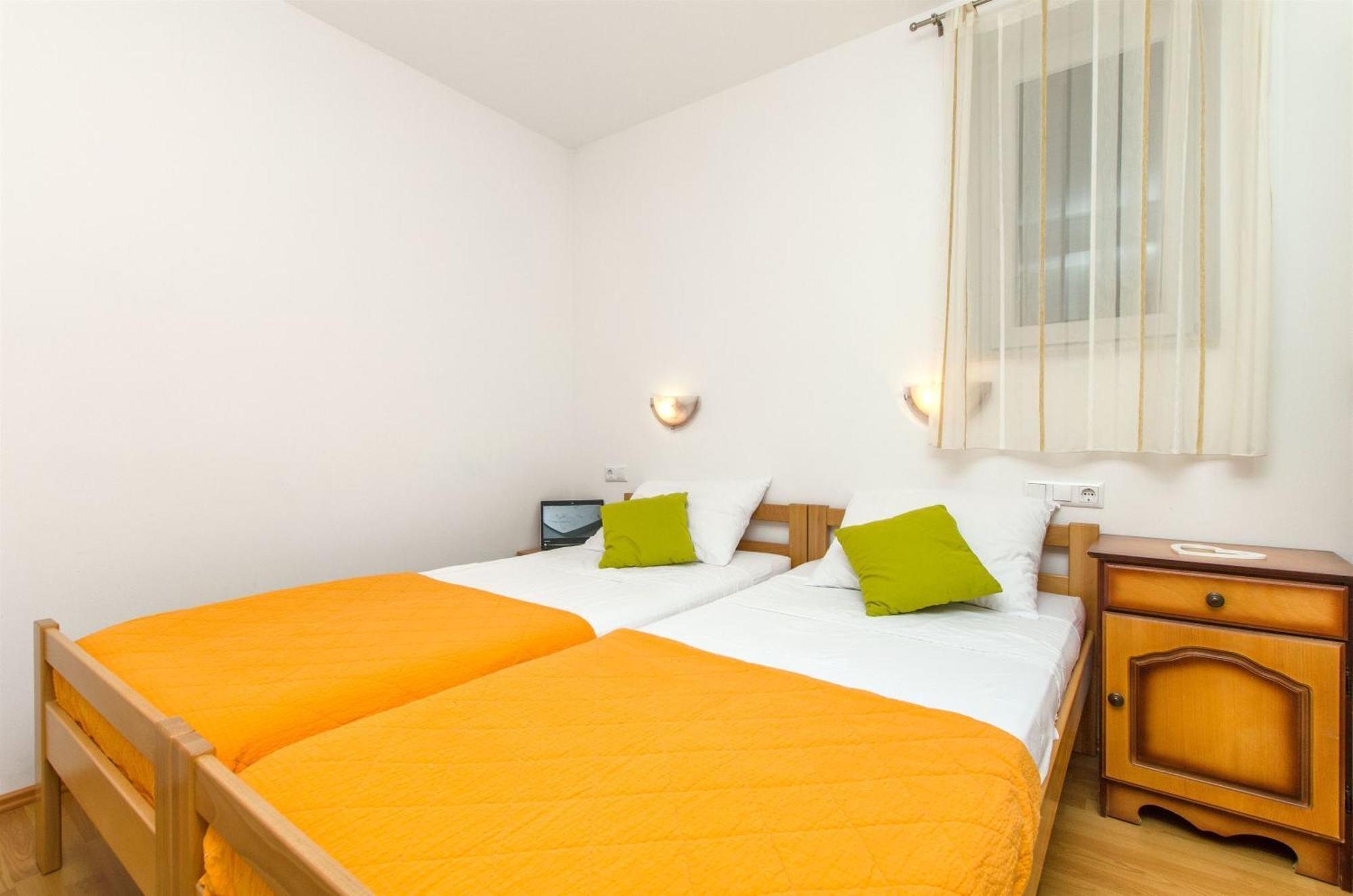 Apartments Mira Omis Bagian luar foto