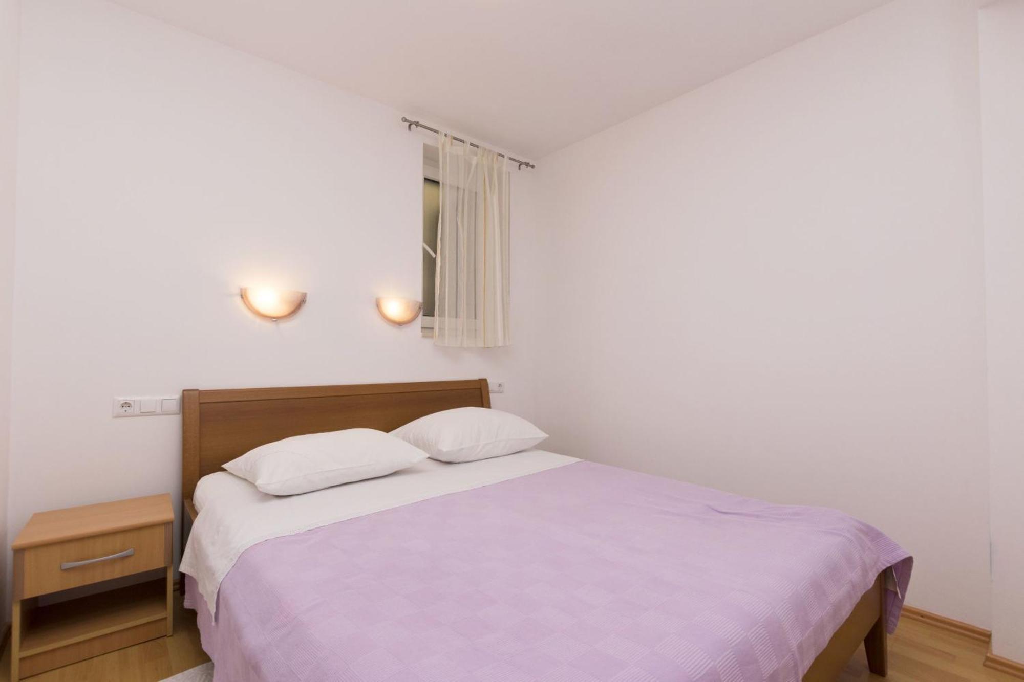 Apartments Mira Omis Bagian luar foto