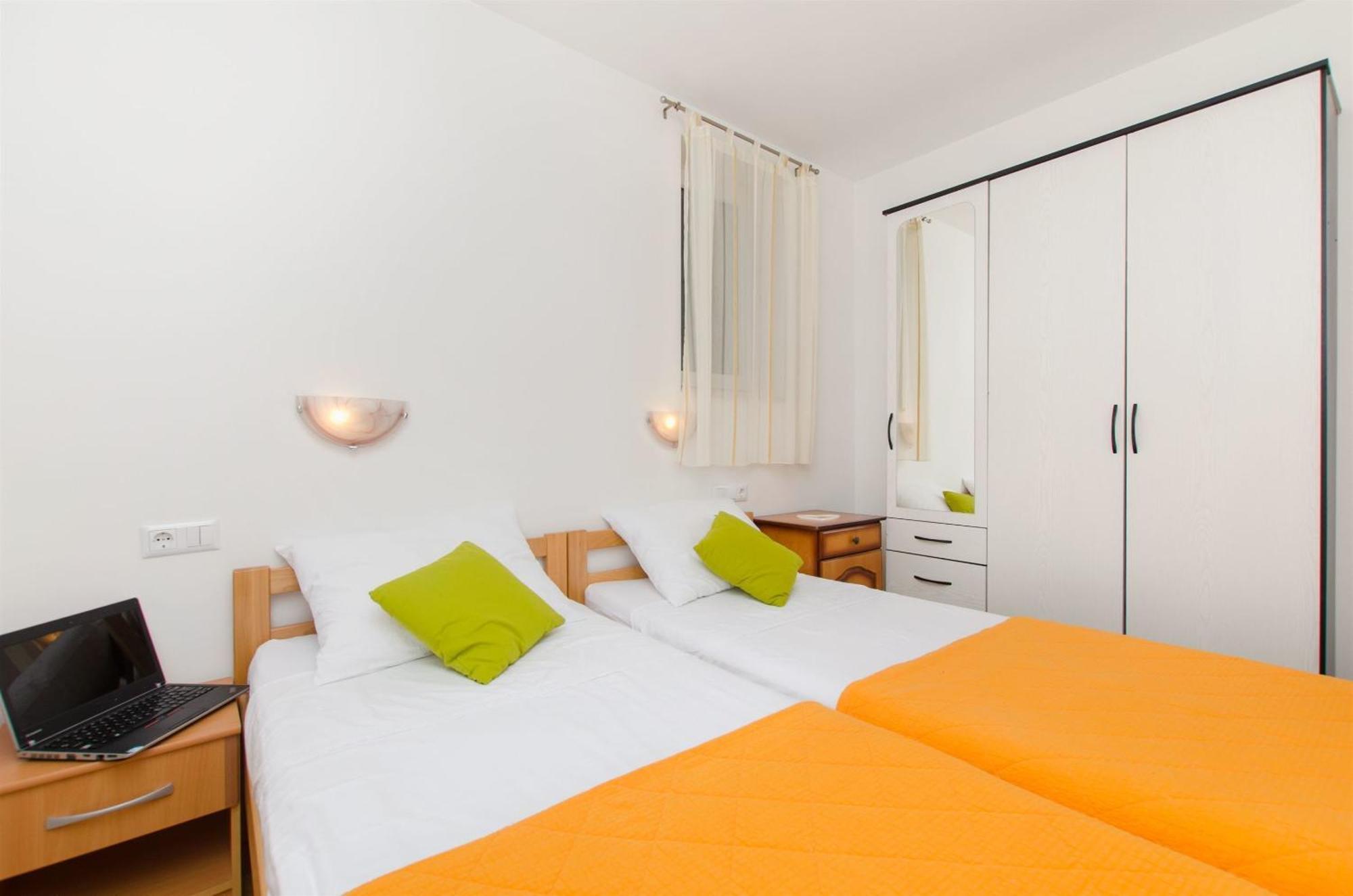 Apartments Mira Omis Bagian luar foto