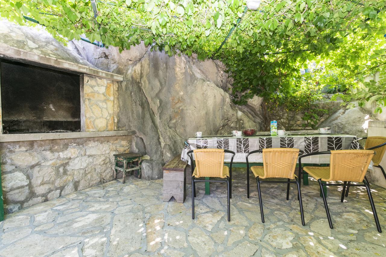 Apartments Mira Omis Bagian luar foto