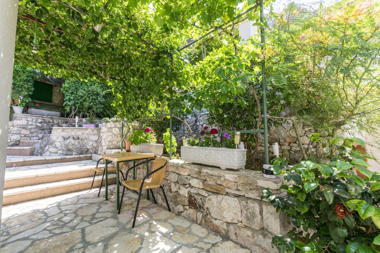Apartments Mira Omis Bagian luar foto