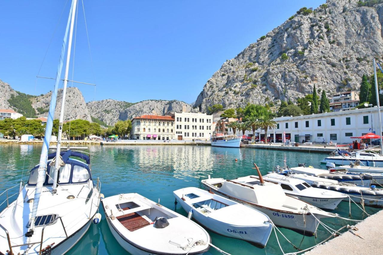 Apartments Mira Omis Bagian luar foto