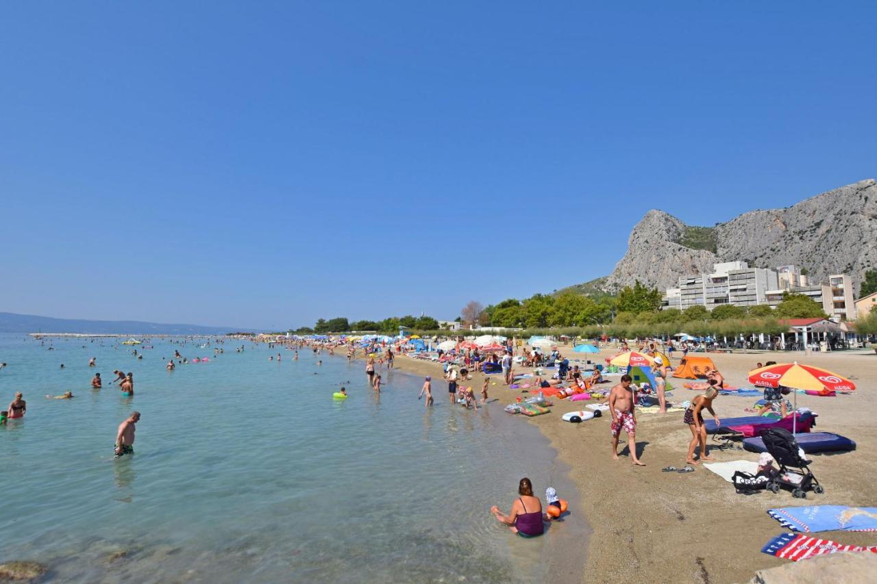 Apartments Mira Omis Bagian luar foto