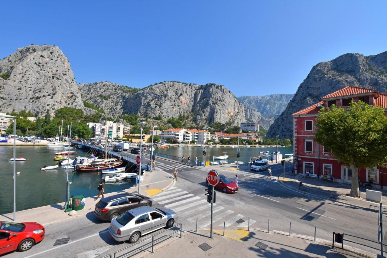 Apartments Mira Omis Bagian luar foto