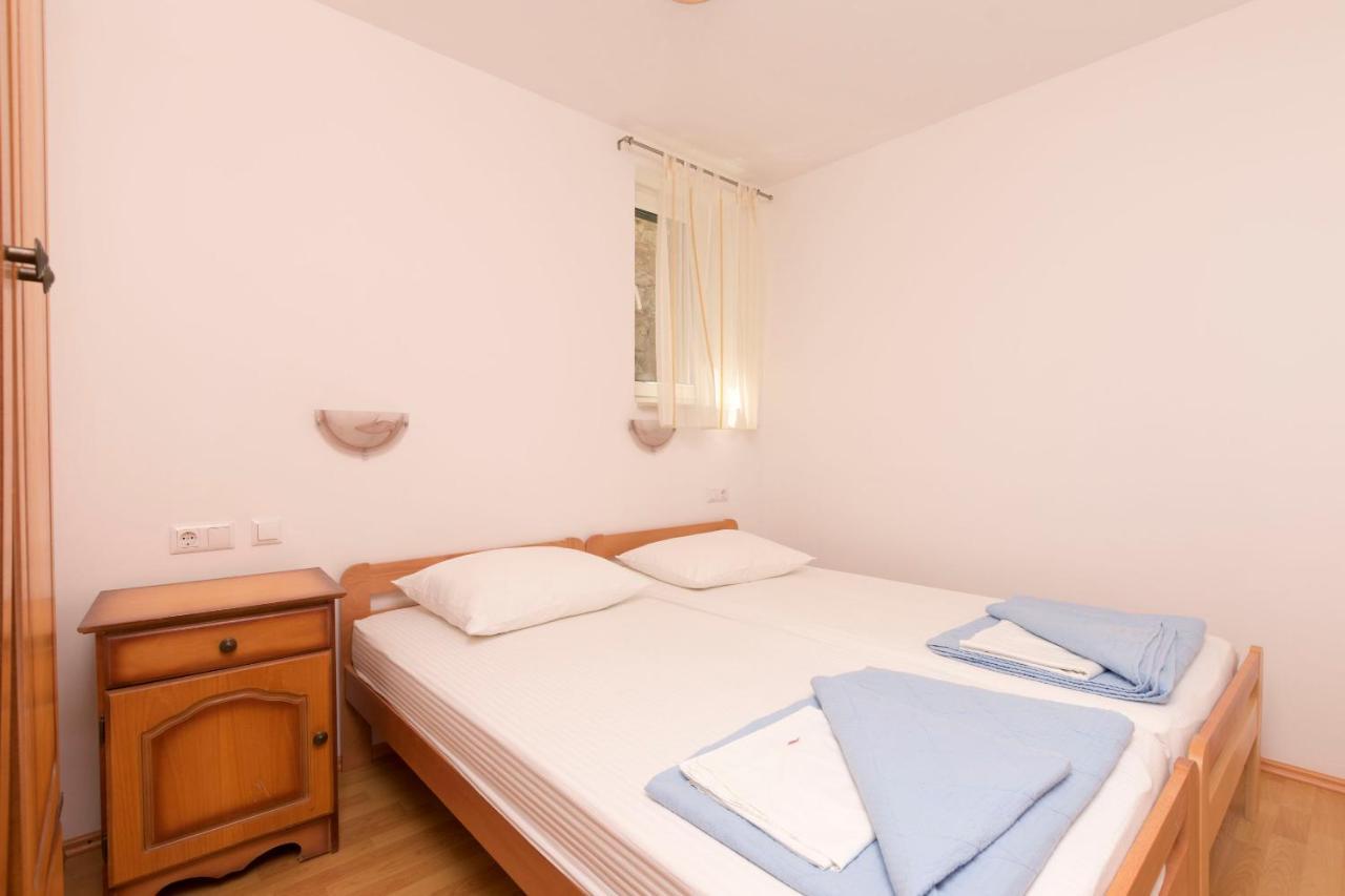 Apartments Mira Omis Bagian luar foto